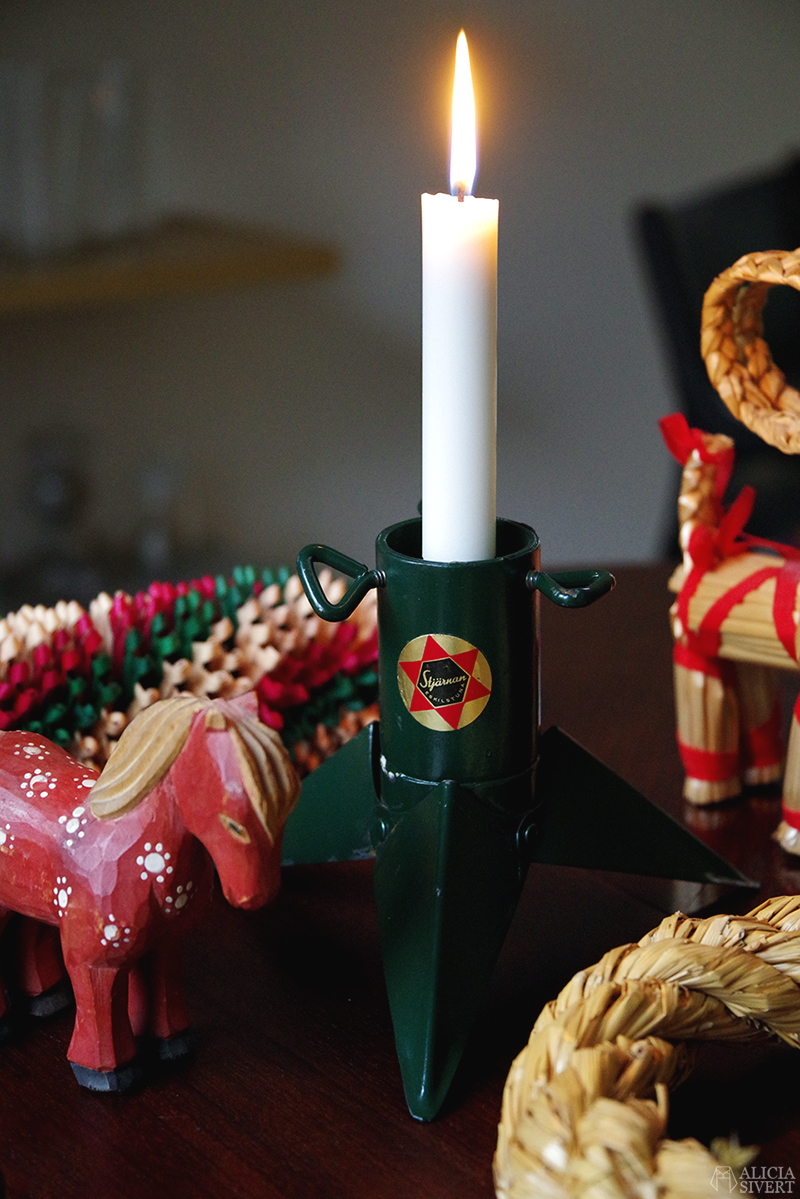 Julens första loppisfynd - www.aliciasivert.se // jul loppis begagnade julsaker begagnat julpynt pynt hållbart återbruk återanvändning second hand häst i trä trähäst halmbock julbock pepparkaksformar Stjärnan julgransfot som ljusstake girlang halmkrans krans kransstomme