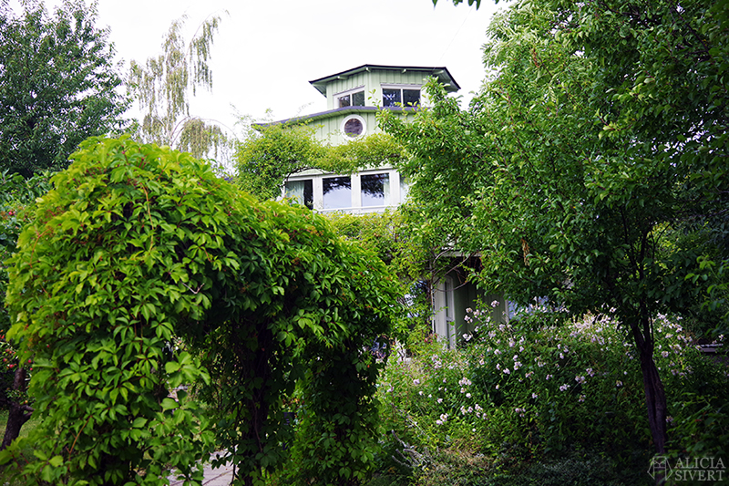 Vaxholm, foto av Alicia Sivertsson - www.aliciasivert.se // hus inspiration husinspiration inspirerande gulliga gamla detaljer detalj snickarglädje grönt lummigt lummig trädgård