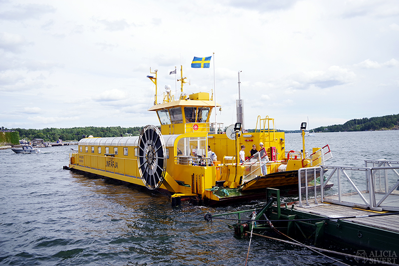 Vaxholm, foto av Alicia Sivertsson - www.aliciasivert.se // kastellet båt gul färja linfärja
