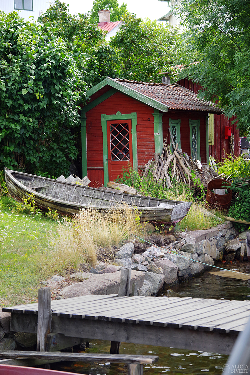 Vaxholm, foto av Alicia Sivertsson - www.aliciasivert.se // hus inspiration husinspiration inspirerande gulliga gamla detaljer detalj snickarglädje röd stuga rött skjul fiskebod bod båt