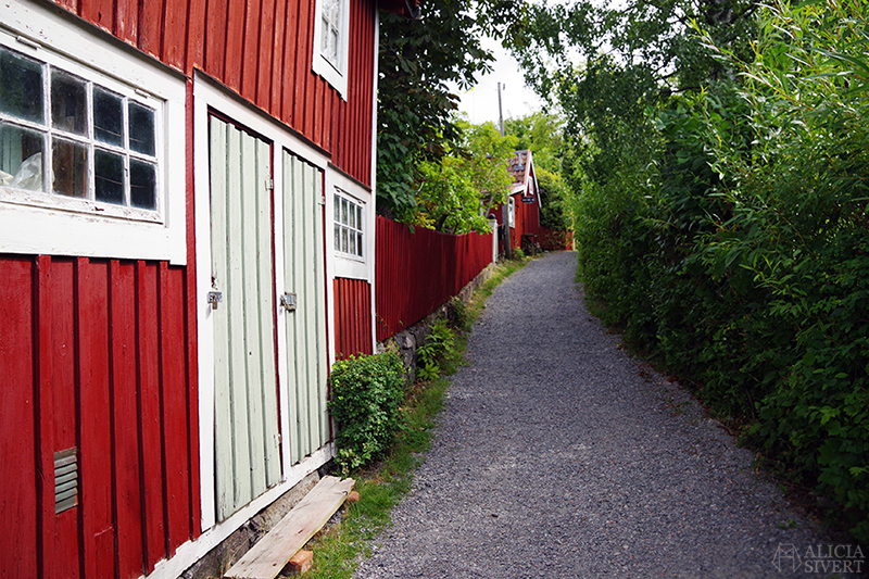 Vaxholm, foto av Alicia Sivertsson - www.aliciasivert.se // hus inspiration husinspiration inspirerande gulliga gamla rött hus gröna dörrar grön dörr ljusgrön