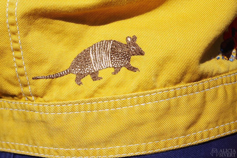 Gula västernjackan (nästan) ett år - www.aliciasivert.se // gul jacka broderad med vilda västern-motiv av Alicia Sivertsson bältdjur nine-banded armadillo embroidery broderier brodera på kläder