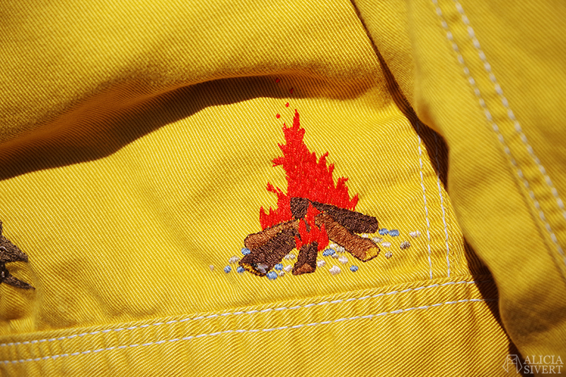 Gula västernjackan (nästan) ett år - www.aliciasivert.se // gul jacka broderad med vilda västern-motiv av Alicia Sivertsson brasa eld embroidery broderier brodera på kläder