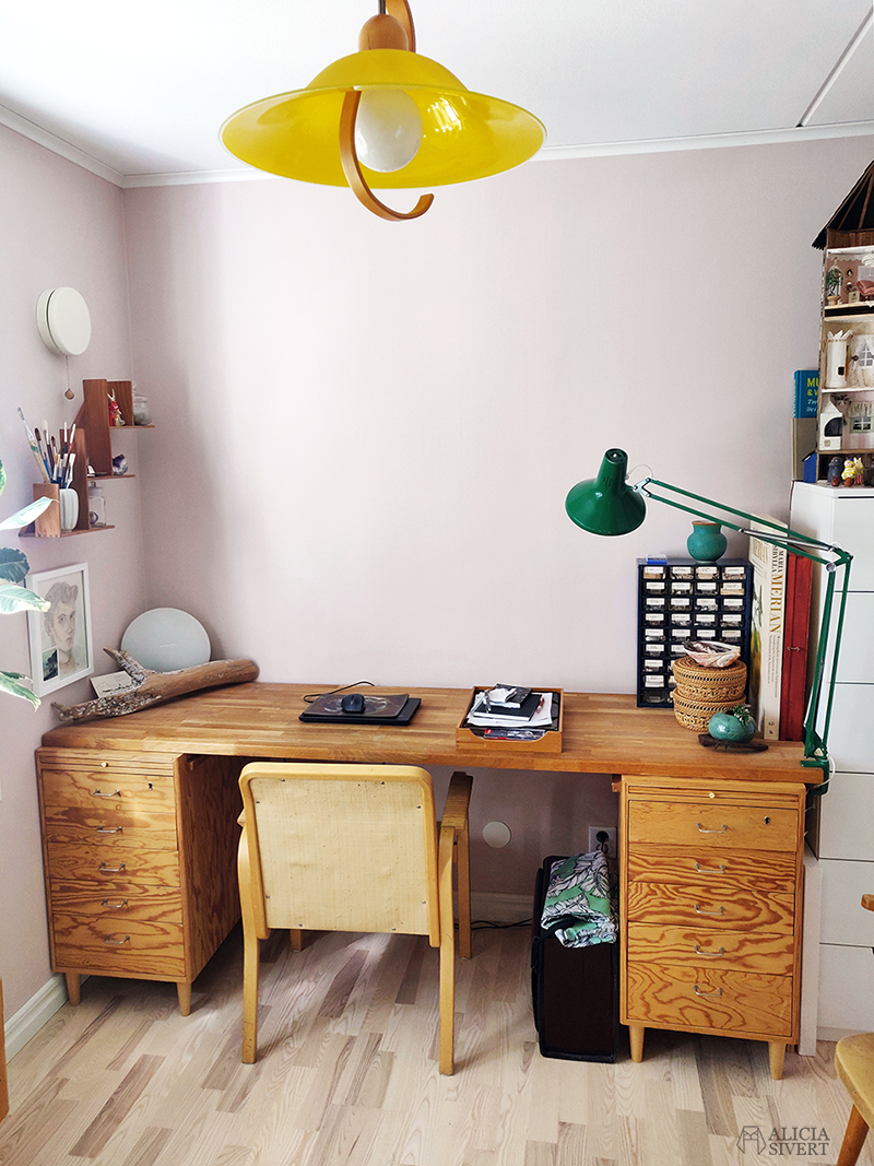 Skrivbord med hurtsar i trä. Rosa rum med gul taklampa och grön skrivbordslampa. Den kreativa första semesterveckan - www.aliciasivert.se