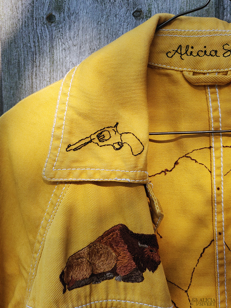 Broderad pistol på gula västernjackan, broderad jacka av Alicia Sivertsson - www.aliciasivert.se