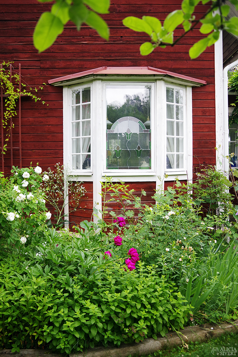 Burspråk med blyinfattat fönster. Mammas trädgård - www.aliciasivert.se
