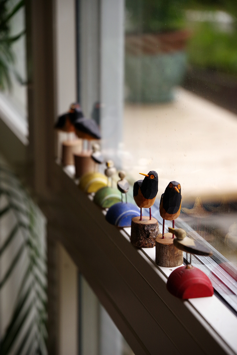 Fåglar i trä på fönsterkarm. www.aliciasivert.se - vem är samlare, vad är en samling?