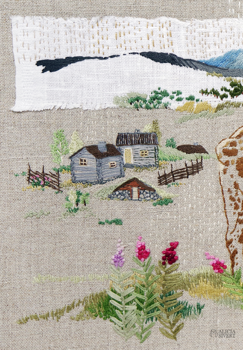 "Tula vall", broderi av Alicia Sivertsson - www.aliciasivert.se // Fritt broderi föreställande en fjällko bland rallarrosor. I bakgrunden ett dött träd vid en gärdesgård, en fäbodvall och blåtonade berg.