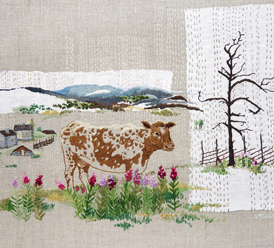 "Tula vall", broderi av Alicia Sivertsson - www.aliciasivert.se // Fritt broderi föreställande en fjällko bland rallarrosor. I bakgrunden ett dött träd vid en gärdesgård, en fäbodvall och blåtonade berg.