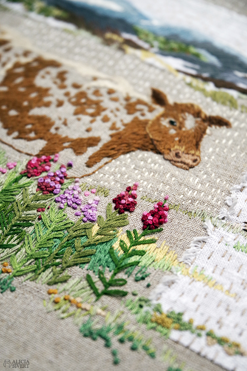 "Tula vall", broderi av Alicia Sivertsson - www.aliciasivert.se // Fritt broderi föreställande en fjällko bland rallarrosor. I bakgrunden ett dött träd vid en gärdesgård, en fäbodvall och blåtonade berg.