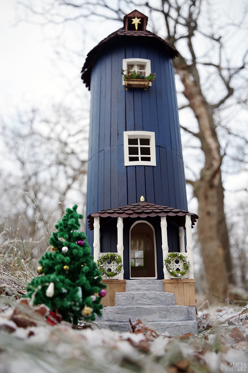Jul i Mumindalen - www.aliciasivert.se // jul muminhus muminhuset moomin house christmas tree julgran miniatyr miniature miniatures